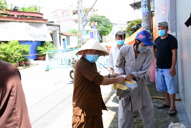 Continuing to support people in need in the Covid-19 pandemic of Hoang Phap Pagoda (series 7)